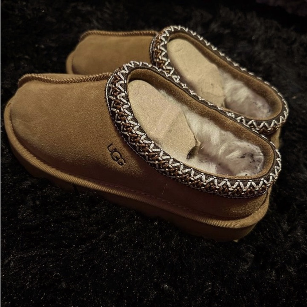TASMAN UGGS SIZE 6.